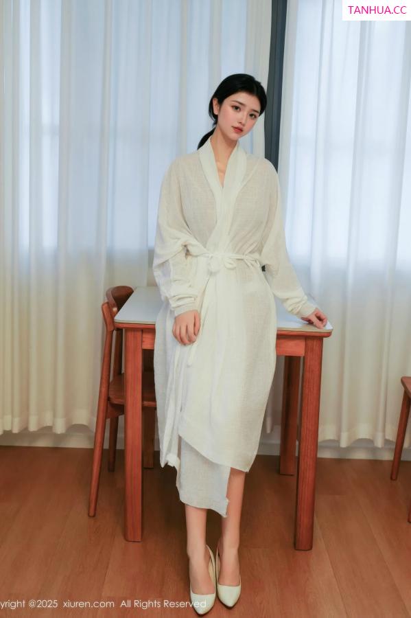   [XiuRen]高清写真图 2025.10.29 No.10920 林悦溪儿 白色浴袍第2张图片